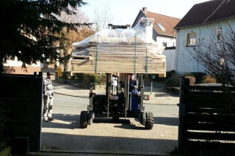 Gabelstapler transportiert Packstück