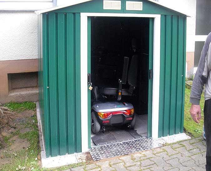 Metallgerätehaus als Garage für E-Scooter