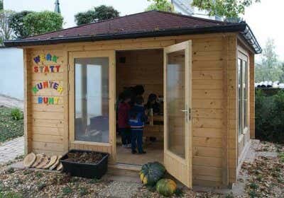 Werkstatt Kunterbunt: ein Gartenhaus im Teehaus-Stil als Kreativ-Werkstatt für Kinder
