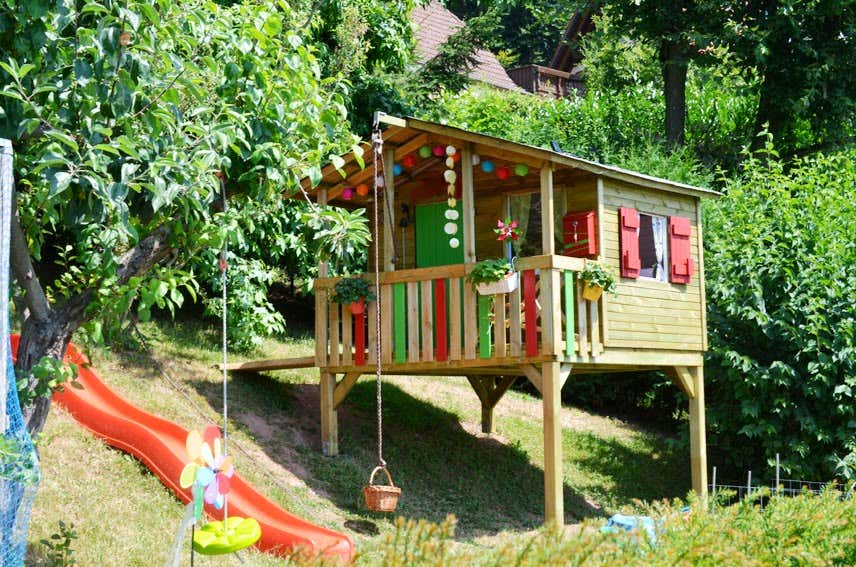 Kinderspielhaus auf Stelzen