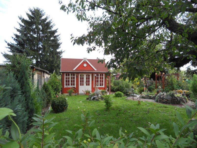 clockhouse-gartenhaus-rot-im-garten