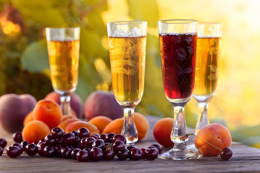 süßer Wein und Obst mit Wespe