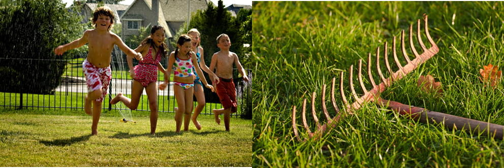 Tobende Kinder und ein Rechen im Gras