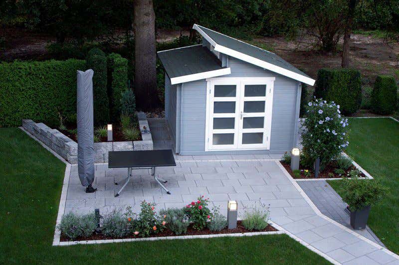 Die graue Terrasse passt perfekt zum Pultdach-Gartenhaus Aktiva-40.