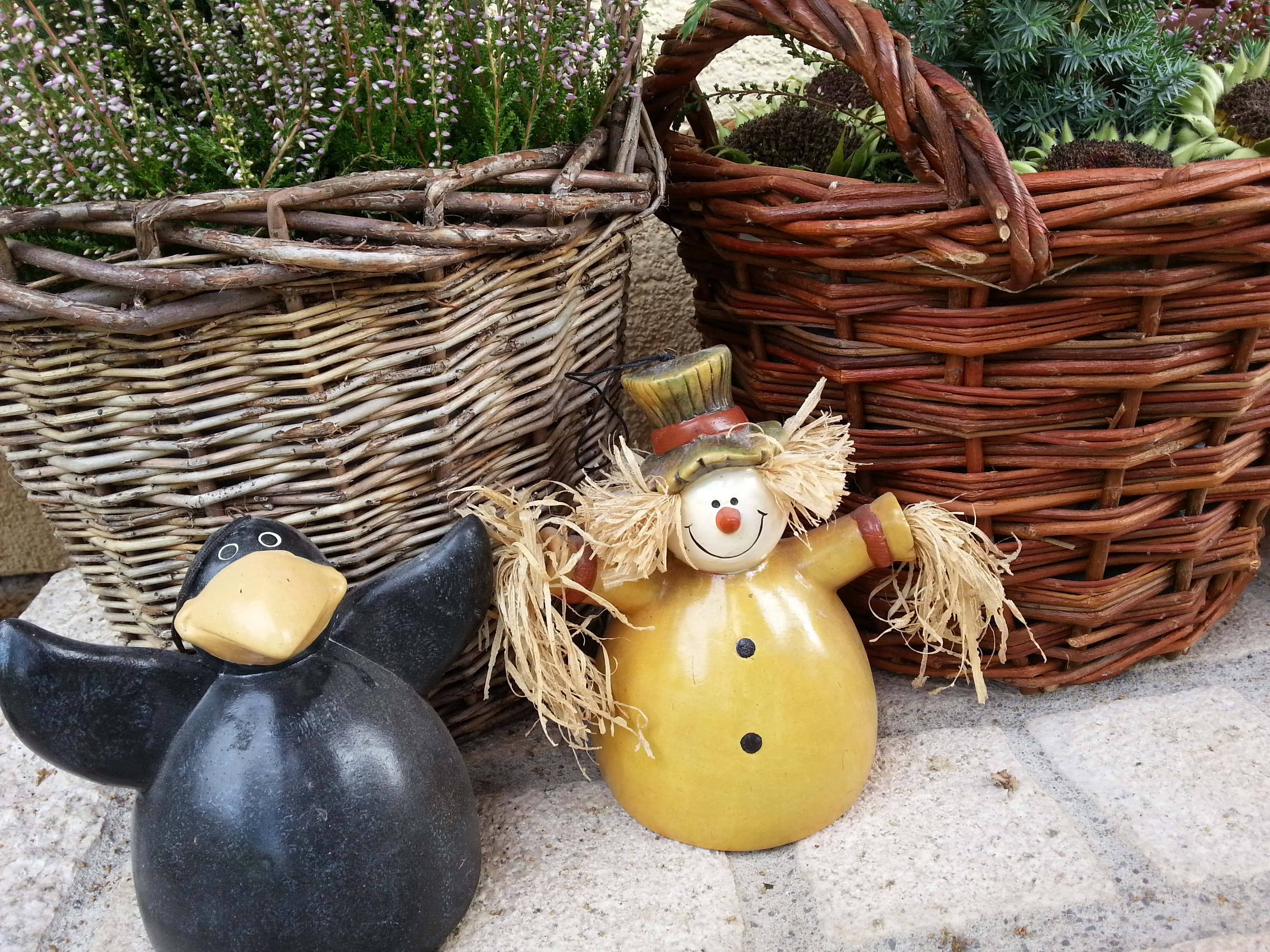 Herbst-deko-terrasse-rabe-schneemann-statuen