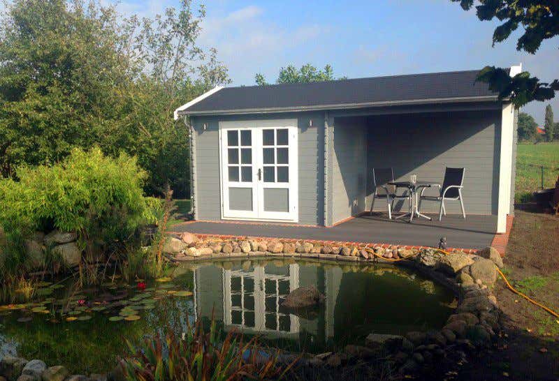Idyllisch am See gelegen: Gartenhaus Max-44 ISO. Falls Sie auch einen Teich im Garten anlegen möchten, wir haben da ein paar Tipps für die Teich-Gestaltung. 