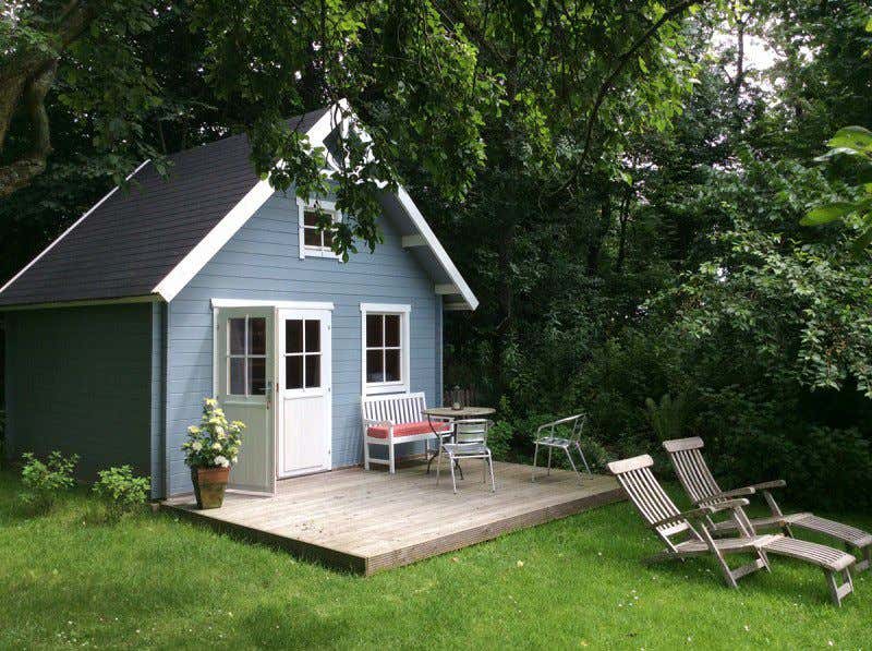 Blau-Grau macht dieses Schwedenhaus 44 ISO zum perfekten Rückzugsort. 