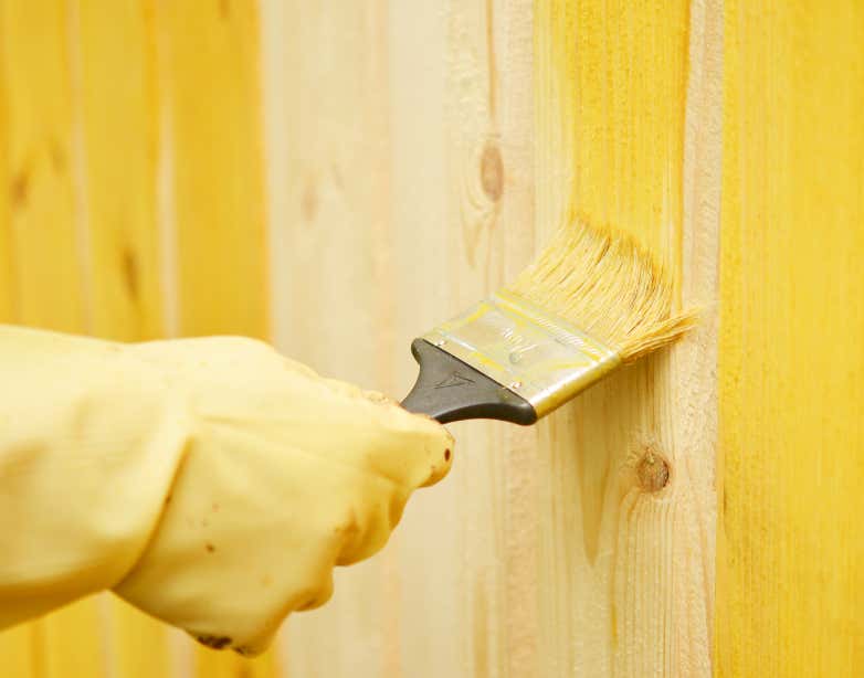 gartenhaus-streichen-hand