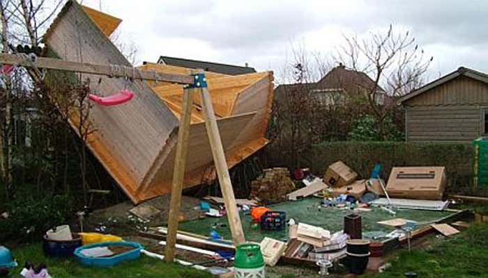 extremer Sturmschaden am Gartenhaus