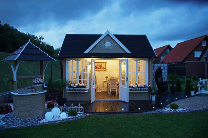 Schick, elegant und romantisch – das kleine Gartenhaus im Clockhouse-Stil ist der ideale Ort zum Träumen. 