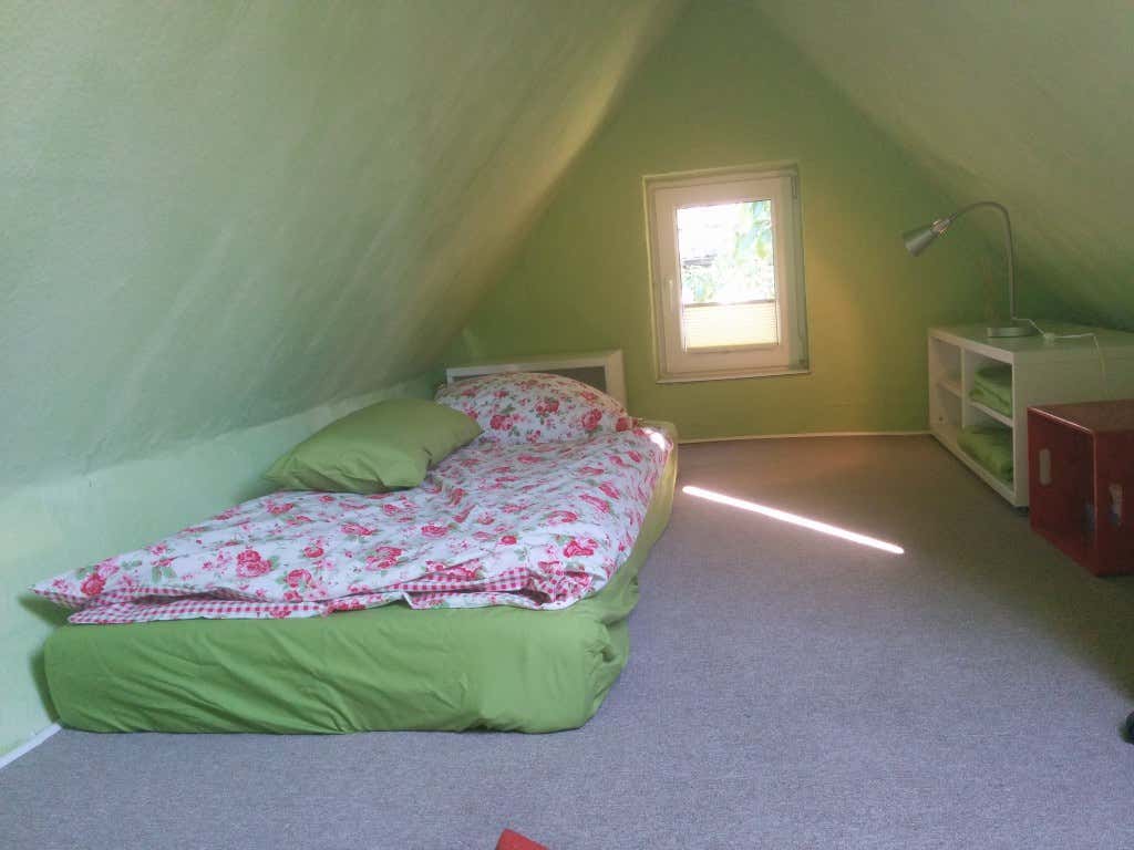 Sylvias Schlafboden im Gartenhaus – Durch das Fenster und die hell gestrichenen Wände wirkt der Boden größer und luftiger. 