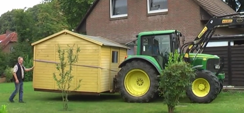 Bei kurzen Distanzen kann ein Gartenhaus auch mit einem Gabelstapler transportiert werden.