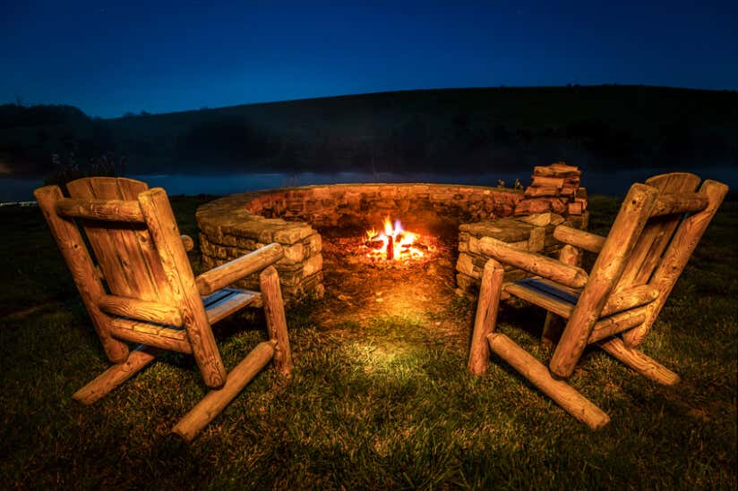 Feuerstelle im Garten bei Nacht