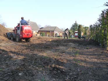 Garten neu anlegen und Grundstück planieren