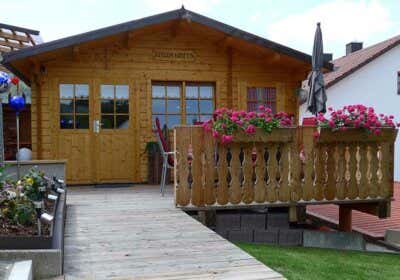 Ein Gartenhaus auf Stelzen: Hanglage perfekt gemeistert Ein Gartenhaus auf Stelzen