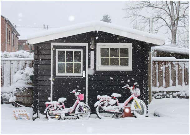 Gerätehaus im Winter