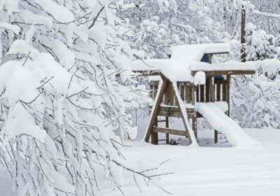 So sind Ihre Spielgeräte (nicht nur) im Winter sicher