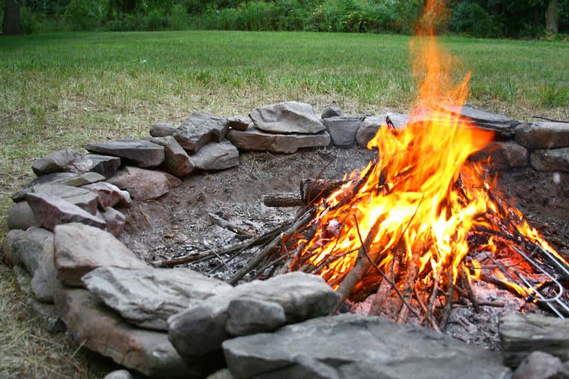 Feuerstelle mit offenen Flammen