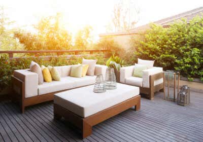 Die schönsten Gartenmöbel Ideen – inspiriert aus aller Welt Weiß braune Terrassenmöbel