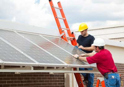 Solarcarport: So sparen Sie Strom (und Geld) mit Ihrem Carport Männer bringen Solarzelle auf Carport an
