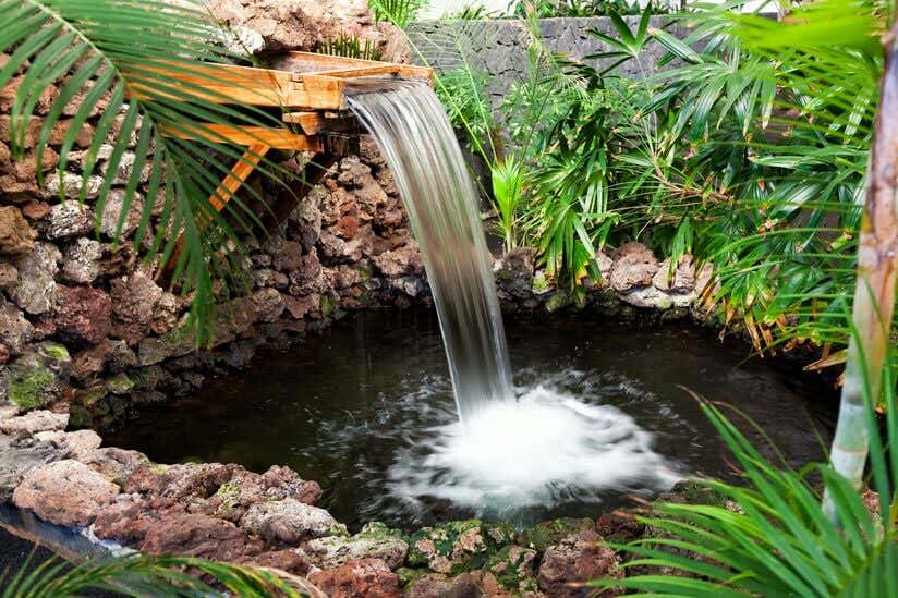 Wasserstrahl in Teich