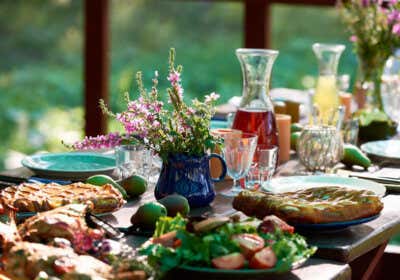11 Rezepte aus dem eigenen Garten: So schmeckt der Sommer! Gedeckter Tisch im Garten