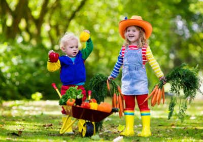 Kinder im Garten: Kreatives Spielen und Gärtnern im Grünen Kinder im Garten mit Gemüse
