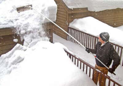 Warum Sie wissen sollten, in welcher Schneelastzone Ihr Gartenhaus steht Mann Schnee Dach