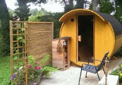 Geburtstagsgeschenk mal anders: uriges Saunafass mit zünftigem Holzofen Fassauna mit Sichtschutzwand