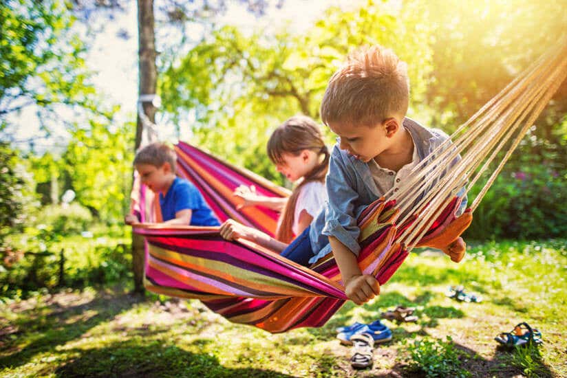 Kinder spielen in Hängematte