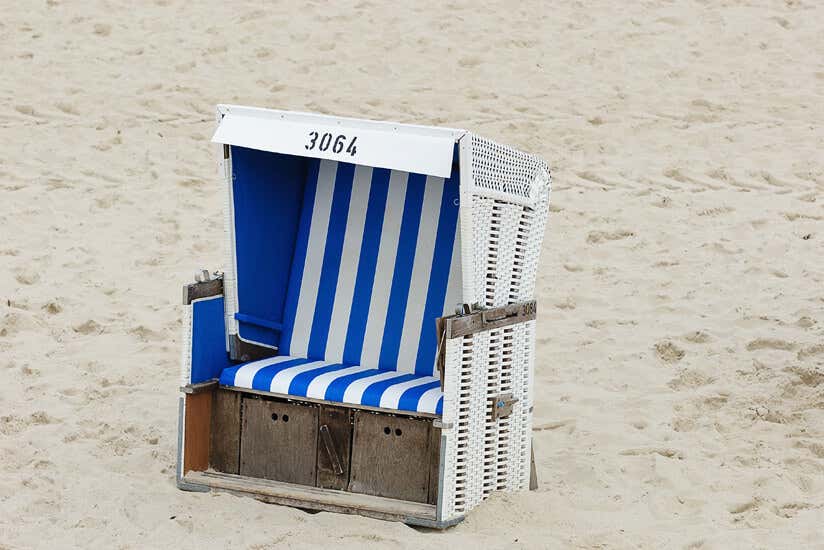 Strandkorb weiß blau am Strand