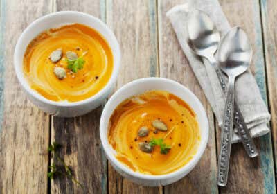 8 herbstliche Rezepte mit erntefrischen Zutaten aus Ihrem Garten Kürbissuppe in Schälchen