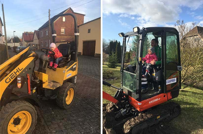 zwei Baumaschinen mit Kindern