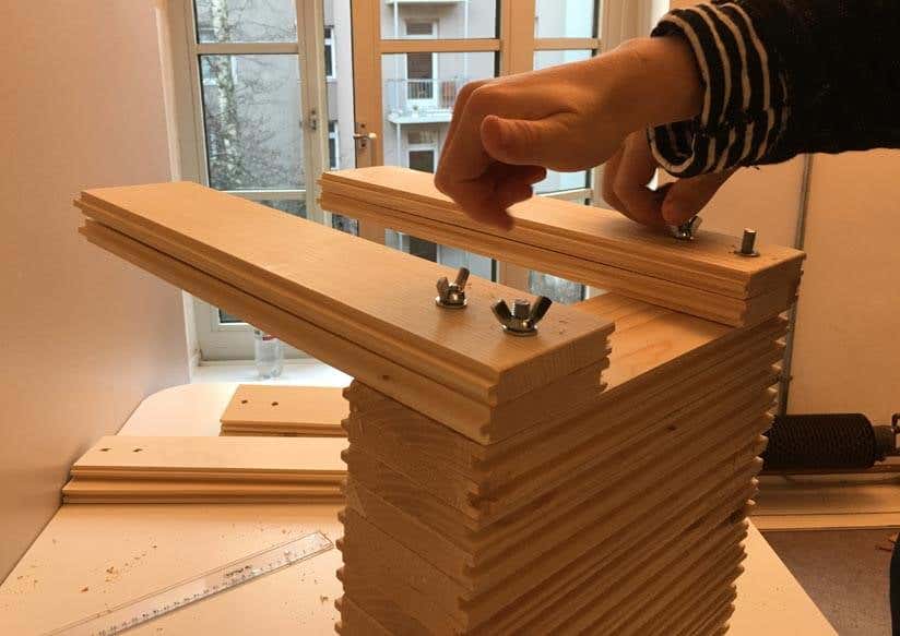 Hocker selber bauen Flügelmuttern festziehen