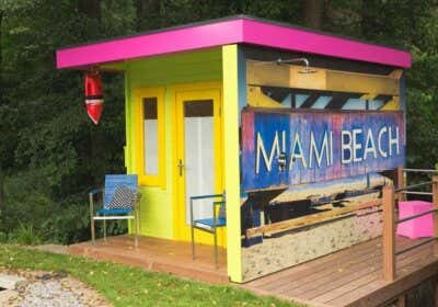 Saunahaus Turku-44: Sauna im Miami Beach-Style am farblich beleuchtetem Pool