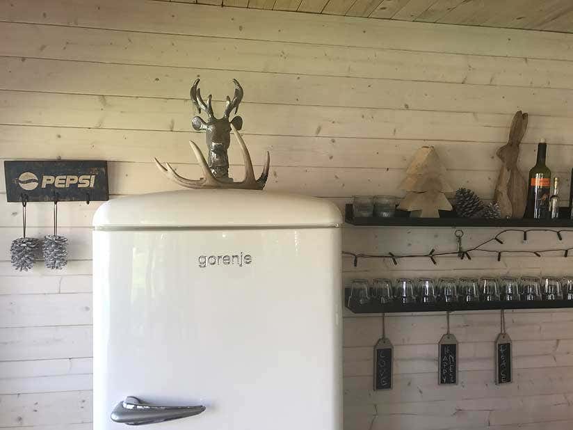 Kühlschrank mit Hirschgeweih