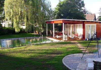 Gartenhaus Carroz-Modern-70: Paradies mit Schwimmteich und Grillplatz