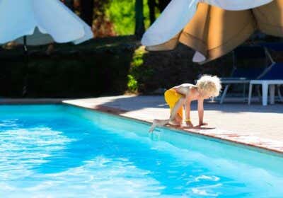 Pool kindersicher machen: von A wie Abdeckung bis Z wie Zaun