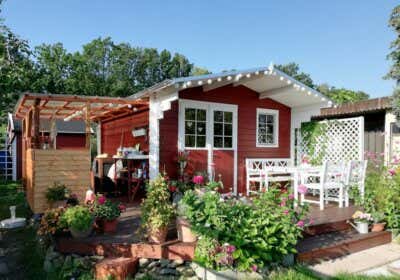 Gartenhaus Erki-44: ein schwedenroter Traum im Kleingarten Gartenhaus mit Gartenküche