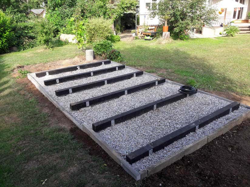 Ein 2RaumGartenhaus statt Bahnwaggon und wunderschöne Beete