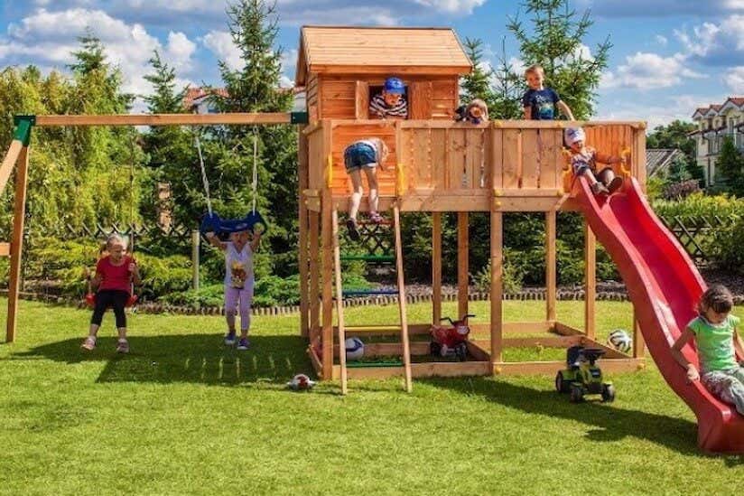 Kinder spielen auf Spielhaus