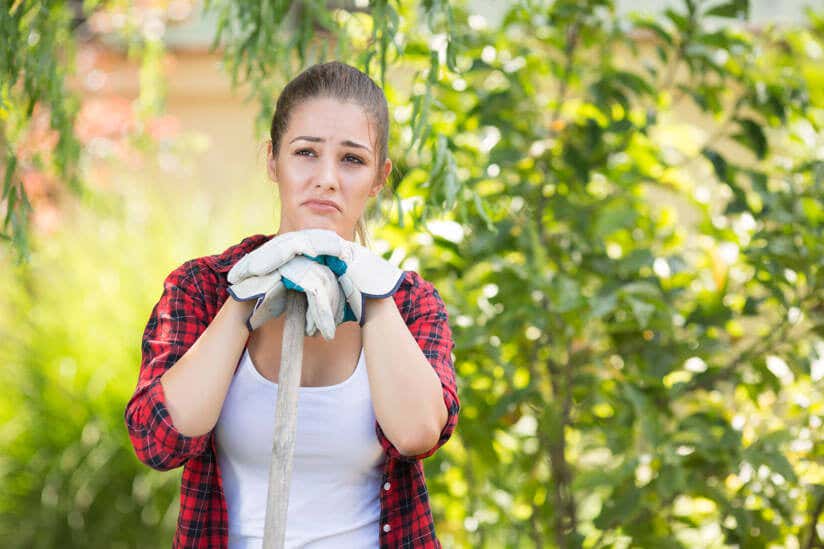 gartenarbeit-unglücklich-überlegen-verboten