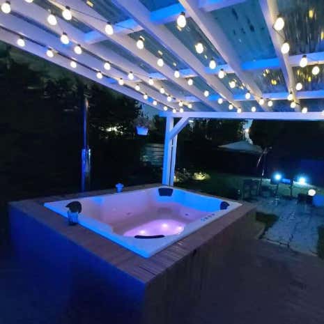 Kundenbild: Hot Tub - Badebottich mit Einsatz aus Sanitäracryl - Quattro