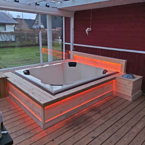 Kundenbild: Hot Tub - Badebottich mit Einsatz aus Sanitäracryl - Quattro