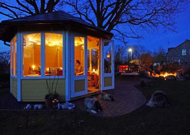 Kundenbild: Gartenpavillon Modell Emma-40 mit vier Fenstern