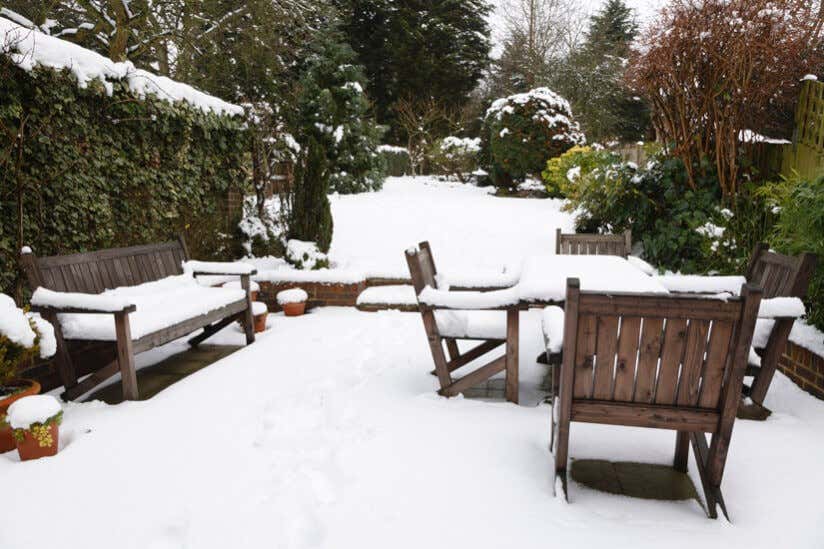 gartenm-bel-balkonm-bel-holzm-bel-ueberwintern-schnee