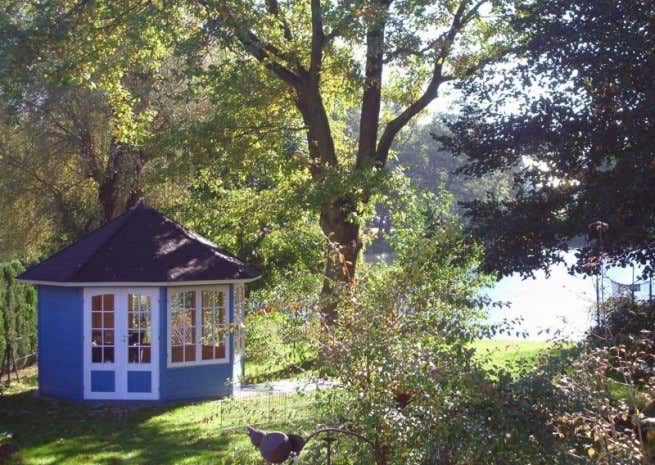 Kundenbild: Gartenpavillon Modell Emma-40 mit vier Fenstern