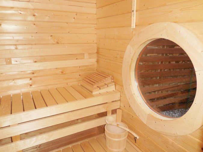 Sauna-Innenausstattung-Saunabank-Glasscheibe