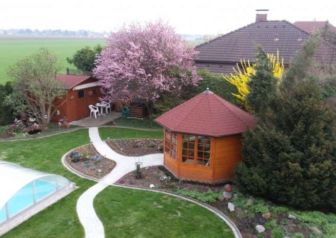 Kundenbild: Gartenpavillon Modell Emma-40 mit vier Fenstern